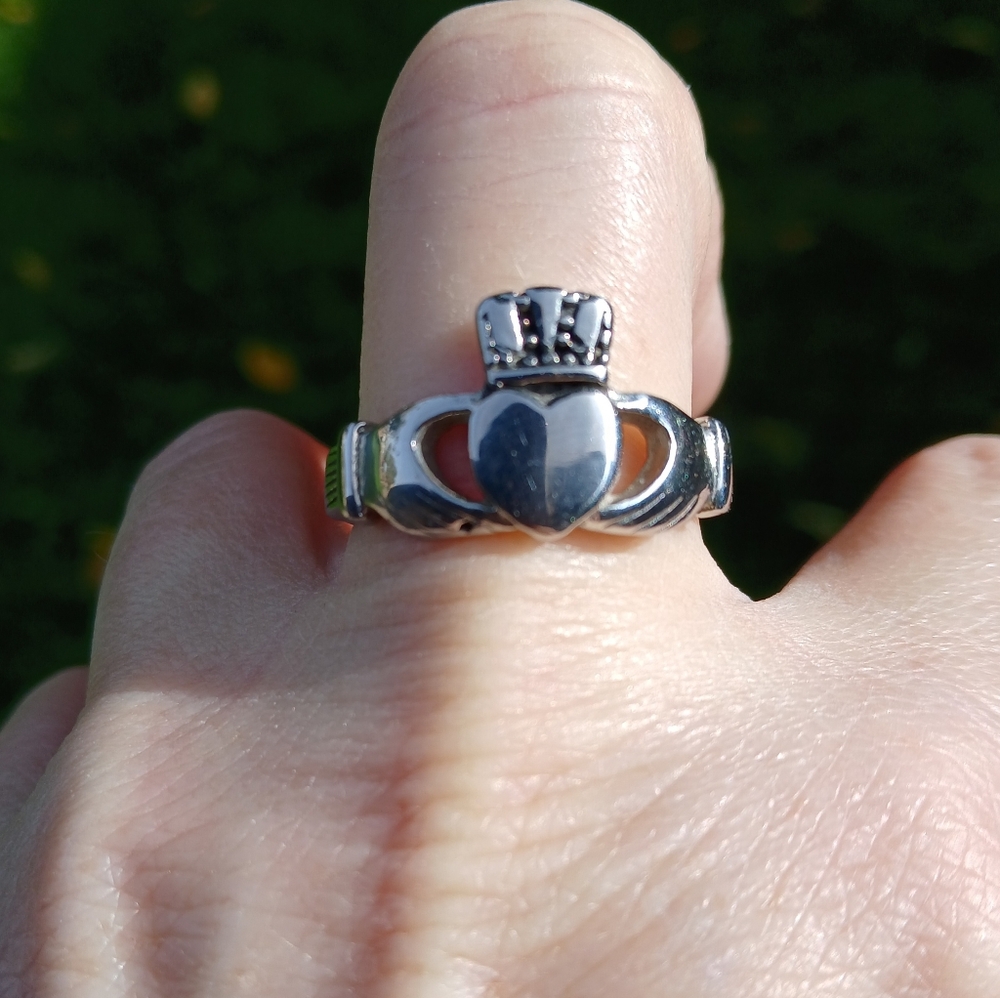New Men's Silver Claddagh Ring.